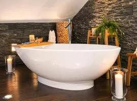 Design-Dachwohnung mit Badewanne & Bergblick in Saas-Grund