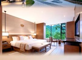 The Floral Dreamscape Retreat -Yulong Romance Park Branch-Tickets Reservation & Day Tour Arrangement & Breakfast, hotel em Yangshuo
