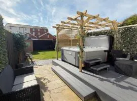 Lethbridge Villa 49 3-bedroom Apartment with private HOT TUB,Fibre WiFi, free parking, sleeps 6