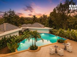 StayVista at Kuhu Natures Resort with BBQ, Pool, hotel a Mandrem
