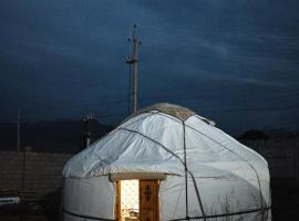 Guest house and Yurt camp "Ailuu", hotel i Tong