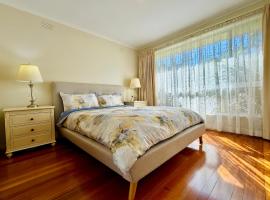 Cozy and Quiet Home in Doncaster, Close to Shops & Transport, khách sạn ở Doncaster