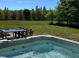 Unieke vakantiewoning met jacuzzi in de natuur، فندق في Het Laar