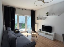 Apartament z ogródkiem i jacuzzi Gdynia, khách sạn ở Gdynia