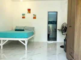 Spacious studio 4, AC, kitchenette, central location