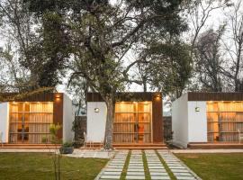 Oakwoods Resorts and Farms near Gurgaon, hotel em Bahora