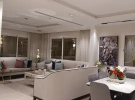 فيلا واحدة فقط الدور ارضي بالكامل للضيافة دخول ذاتي التحويل لحسابي في بنك البريطاني عند الوصول للمنزل