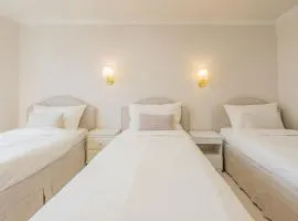 House of Space Up to 21 people 5 minutes from Banwoldang Station 11 beds 210 sq ft 3 bathrooms Ideal for large groups Designer interior