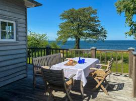 Summer House With Sea View At Bølshavn, hotel di Østermarie