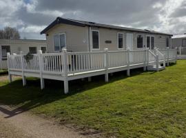 Serenity 2 No 98 Central lounge sleeps 6 x 3 bedrooms x 2 bathrooms, hotel sa Carlton Colville