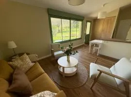 Maison dans grand parc au pied du village