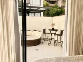 Studio completo - Cama king - Varanda - Ótima localização