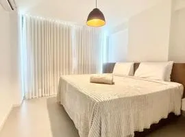 Studio completo - Cama king - Varanda - Ótima localização