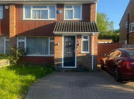 Three bedroom family home Near Taplow station, Hotel in Taplow