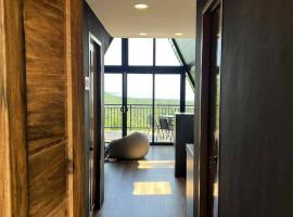 Romantic A-Frame Cabin w/ a View + WiFi, hotel em Samal