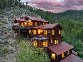 Cliff Side Mountain Chalet I Private Hot Tub I Incredible Views I Activity Program