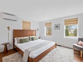 Salt Breeze Bungalow - Close to beaches and town