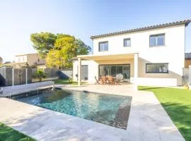 Villa équipée piscine 12 pers Beaucaire proche Nîmes Arles Camargue