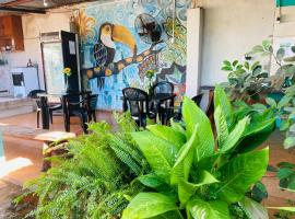 LOLI Guest House Iguazú Habitaciones privadas con baño、プエルトイグアスのホテル