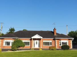 Dearg House Luxury Holiday Home، فندق في موناغان