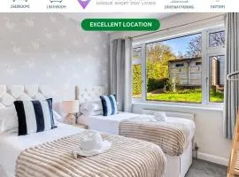 Charming Detached Bungalow - Close to Town Centre - Driveway Parking, Self-Check-In, Fast WiFi and Garden by Yoko Property