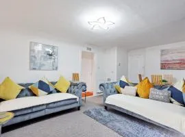 Spacious 4BR Basildon Home Sleeps 8 I Free Parking & Flexible Beds