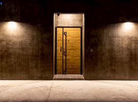 平屋の一戸建て鉄板焼き&サウナ&ジャグジーで過ごす大人の隠れ家 最大12名 Hideaway Teruma、うるま市のホテル