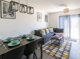 Bright 2BR House with Garden & Parking Sleeps 5