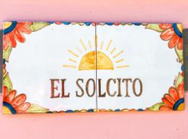 CASA SOL, encantadora y espaciosa casa a dos cuadras de la Laguna, con pileta y parque en Complejo El Solcito, hotell sihtkohas Chascomús