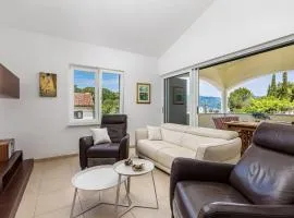 Fortuna Holiday House Steps from the beach