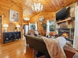 Luxe Blue Ridge Cabin: Hot Tub, Theater, Dogs OK