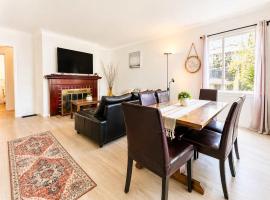 Cozy 2BR 1BA Retreat in Vibrant Vancouver, hotel i Vancouver