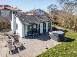 Retreat with Outdoor Whirlpool, Hotel in Årøsund