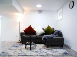 New and Modern Entire Basement Separate Entrance Lower Level Suite, hotell i Oshawa