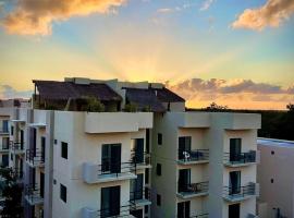 2 pools,long stays,peaceful complex,relax,WiFi,remote work,8mins drive to beach,casa Yellowstone, viešbutis mieste Puerto Morelos