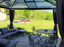 Entire Apartment in an 18th-Century Castle with Private Garden, hotell i Marliens