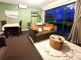2-bedroom harbour view apartment with parking, 8 mins to Dunedin