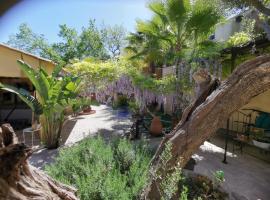 Maison de Charme en couleurs, готель у місті Кюерс