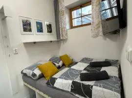 Garsoniéra s výhledem na zámek