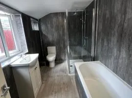 Stylish, Ground Floor Central Kettering Apartment by SJP