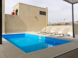 Luxury Family Penthouse with Private Parking & Pool 8 Guests Near Red Sea, Hotel in Eilat