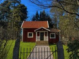 Newly renovated cottage near lake, sleeps 7