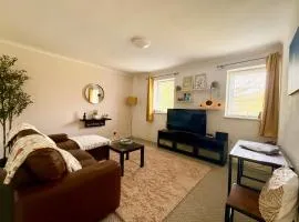 No23 - Bright & spacious 2nd floor flat - PET friendly - Noon check out