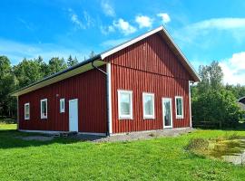 Hus med rodbåt & sjö, nära Astrid Lindgrens Värld โรงแรมในHorn
