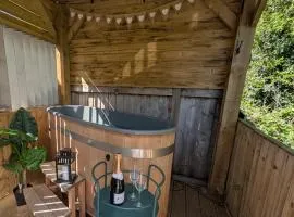 Bijou Coastal Apartment in Polperro With Hot Tub, Onsite Parking 5 min Downhill Walk To Village