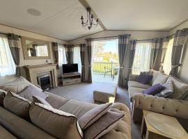Deer View Escape - 8 Berth Retreat - Malvern View Holiday Park, Hotel in Stanford Bishop