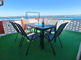 Viesnīca Sea View Apartment Tkon with Terrace Sleeps 6 pilsētā Tkona