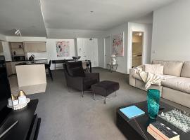 Port Melbourne Luxe Escape 2BR, 2BA, Pool, Balcony, хотел в Мелбърн
