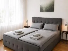 C&V 4 Personen 3 Zimmer Central Smart TV Boxspringbett