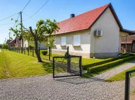 Holiday House Zoki - Peaceful Stay with Private Parking
